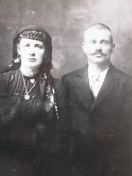 Ritratto di marito e moglie in abiti tradizionali